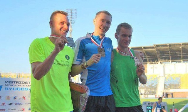 Krystian Zalewski (w środku) prezentuje złoty medal za wygranie biegu na 3000 m z przeszkodami. W niedzielę dorzucił drugie złoto.