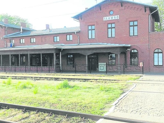 Ze sławieńskiego dworca nie można dojechać do pobliskiego Darłowa, mimo że przed reaktywacją szynobusu w 2005 roku wyremontowano tory. Od 2011 roku pociąg znowu nie kursuje