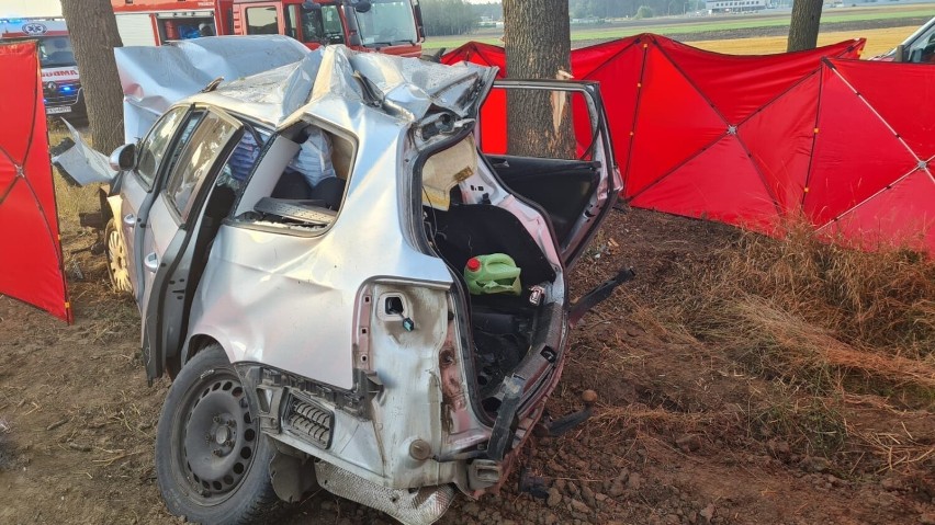Śmiertelny wypadek na drodze między Czaczem i Przysieką Polską. Samochód uderzył w drzewo, zginął 23-letni mężczyzna