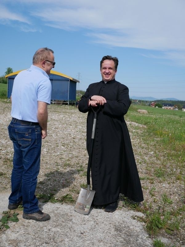 Nowy Sącz. W Porębie Małej odbyło się symboliczne wbicie pierwszej łopaty. Budowa kościoła rozpoczęta [ZDJĘCIA]