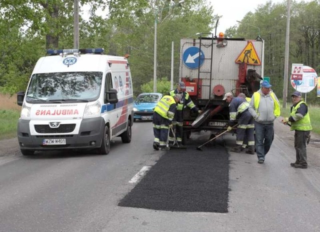 W środę drogowcy łatali dziur na ulicy Zwolińskiego. Na głównych drogach mogą występować utrudnienia w ruchu.