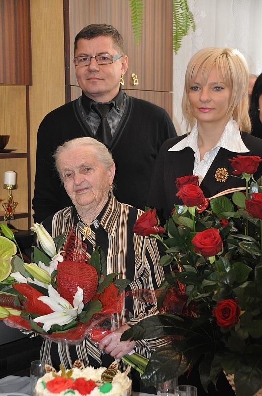 Jubilatka z burmistrz Dorotą Łukomską oraz przewodniczącym...