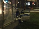 Wypadek w Sosnowcu: Policyjny radiowóz uderzył w wiatę przejścia podziemnego