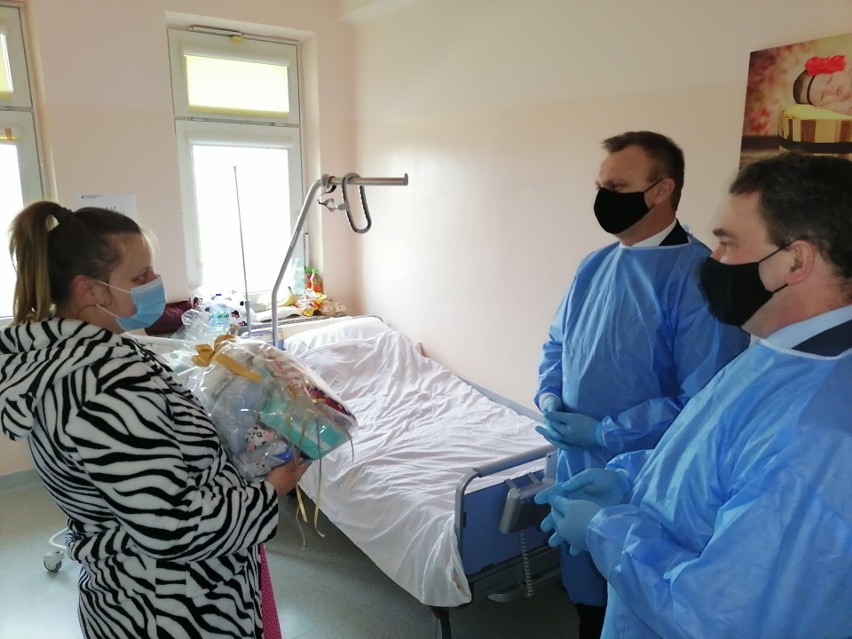 Oto pierwsze dzieci urodzone w 2021 roku w sandomierskim szpitalu. Maluchy otrzymały wyprawki od starosty i dyrektora szpitala [ZDJĘCIA]