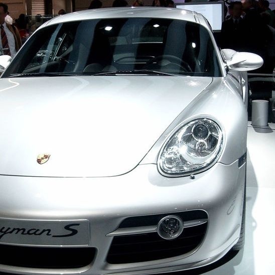 Haker miał gest: "kupił" właścicielowi suwalskiego sklepu Porsche warte ponad 300 tys. zł. Wykasował też oferty od kontrahentów