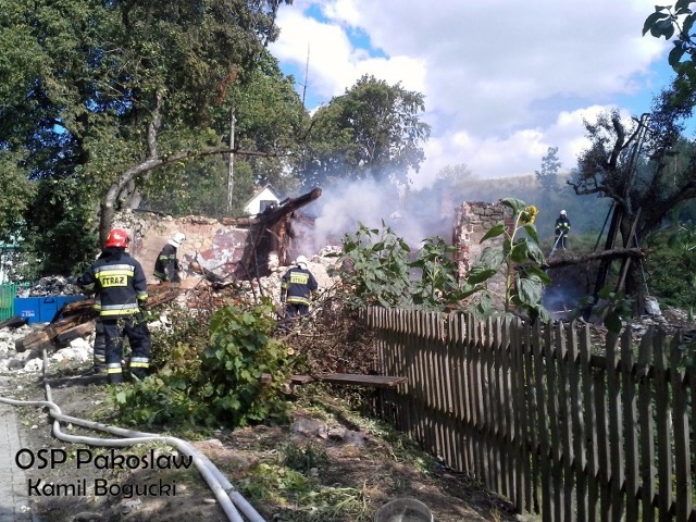 W środę po południu strażacy gasili opuszczony dom murowany przy ulicy Bałazińskiej w Iłży.