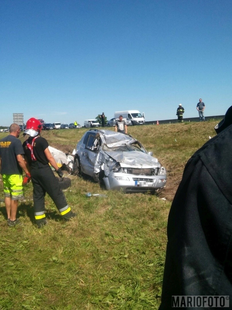 Kolizja na autostradzie A4. Ciężarówka i osobówka w rowie