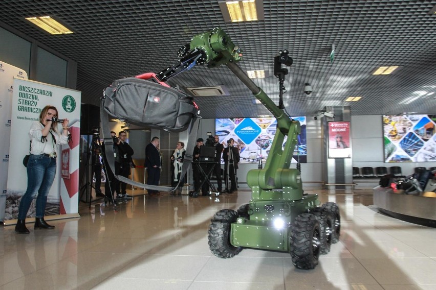 Nowy robot straży granicznej na lotnisku w Jasionce.