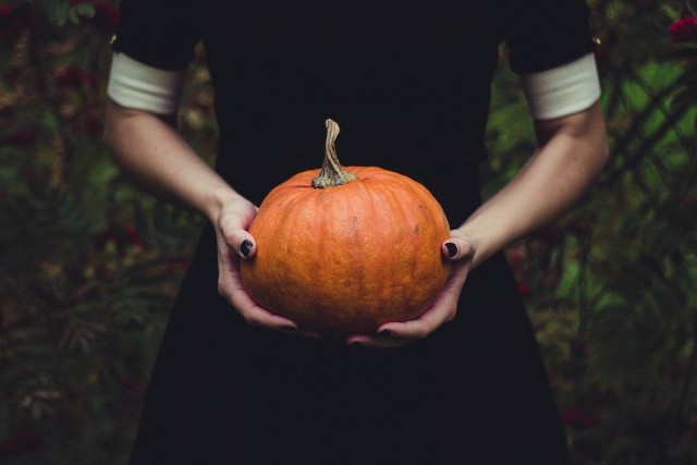 Przygotowując strój na bal halloweenowy nie możesz zapomnieć o paznokciach! Zobacz w naszej galerii pomysły na stylizację upiornych paznocki!