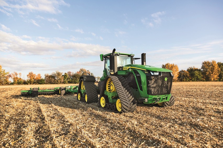 Nowe ciągniki rolnicze w serii 9RX od John Deere