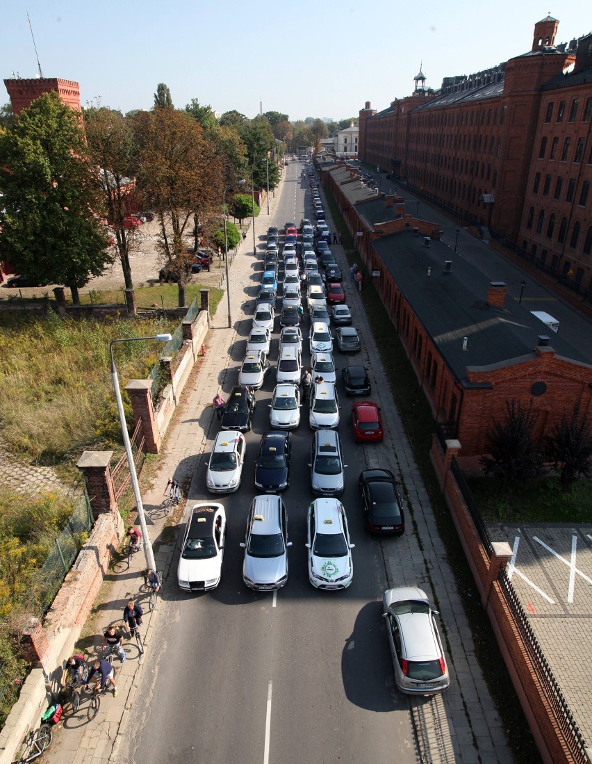 Happening na Tymienieckiego: ile miejsca zajmuje 40 aut, 50 rowerów i jeden autobus ? [ZDJĘCIA]