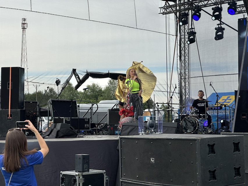 Wspaniała zabawa na występie Cleo podczas Festiwalu w Dechę w Rzeczniowie. Pod sceną było wiele osób. Zobacz zdjęcia