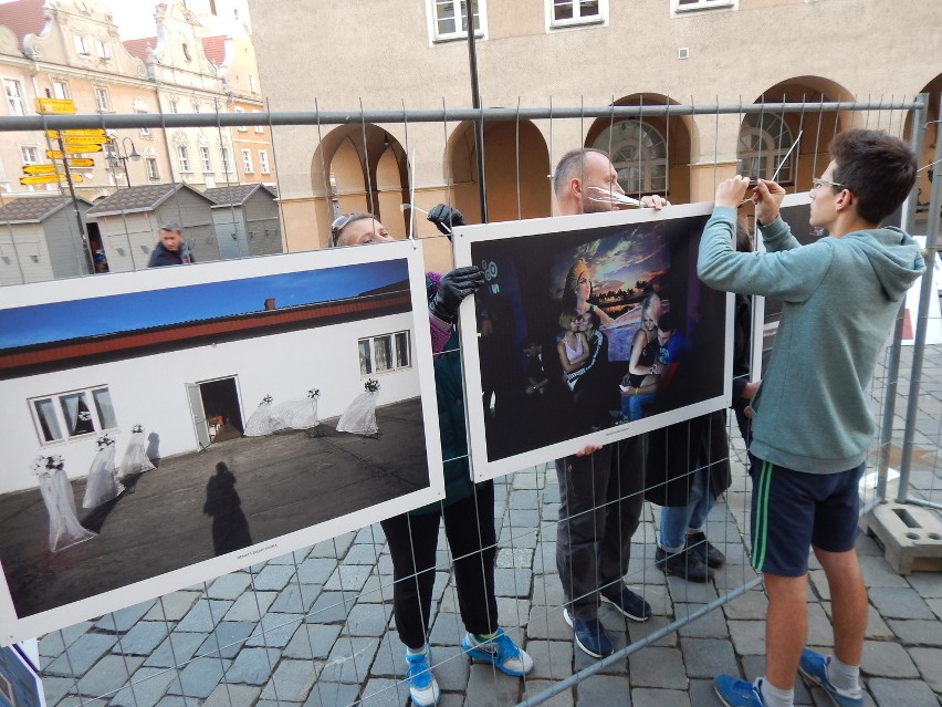 Zobacz, jak powstaje Opolski Festiwal Fotografii. Pierwsza wystawa już w Rynku [wideo, zdjęcia]
