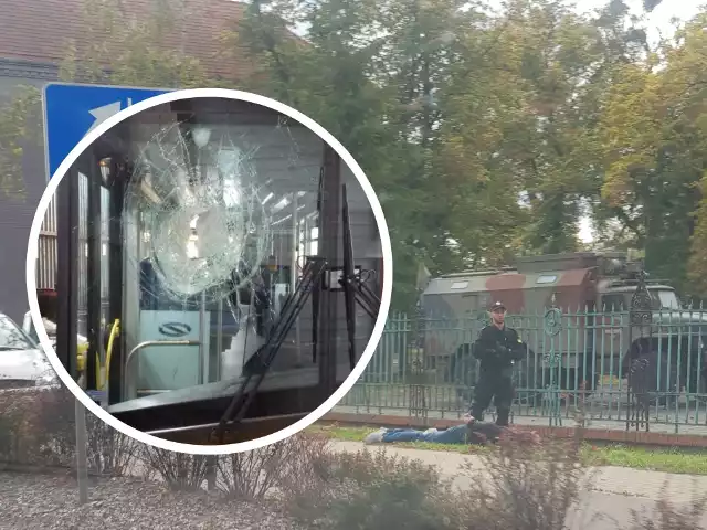 Policjanci zatrzymali sprawcę uszkodzenia szyby w autobusie komunikacji miejskiej. Do zdarzenia doszło w godzinach południowych przy ul. Hallera, na wysokości jednostki wojskowej.