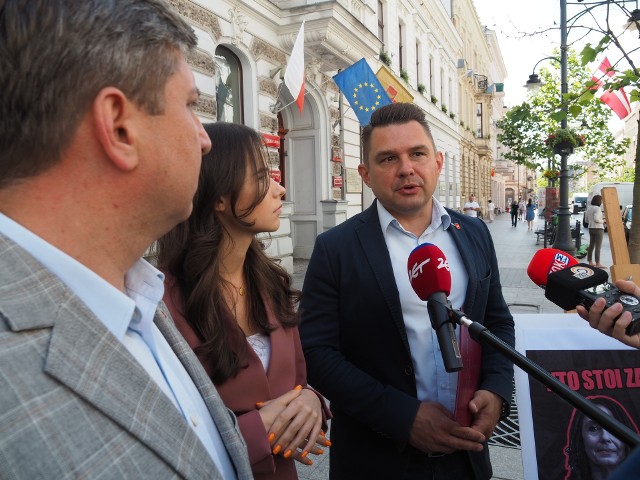 W środku zdjęcia Marcin Gołaszewski: podczas lipcowego wystąpienia w sprawie pomysłu referendum dążącego do odwołania Hanny Zdanowskiej z funkcji prezydent miasta. Przewodniczący Nowoczesnej w Łódzkiem stwierdził wtedy, iż pomysł referendum „dla jego inicjatorów to próba ucieczki przed długami komorniczymi”. Już po upadku pomysłu referendum okazało się, że partia Marcina Gołaszewskiego doczekała się długu wobec Urzędu Miasta Łodzi...