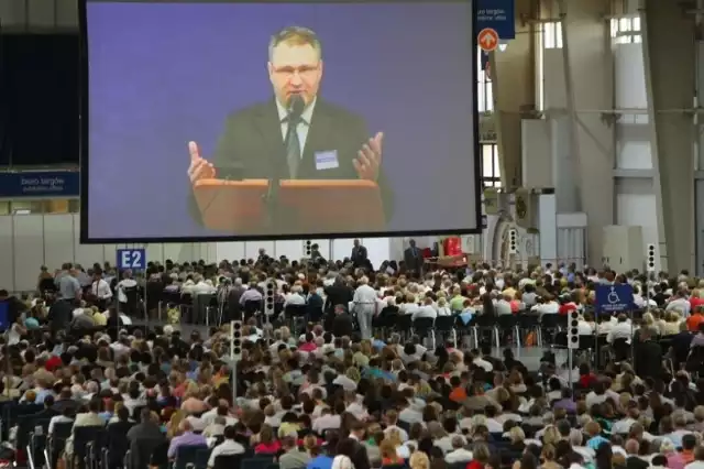 Kongres świadków Jehowy w Poznaniu: Tysiące wiernych na MTP