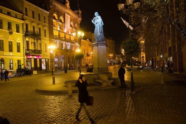 Nasza Czytelniczka jest oburzona, że figura astronoma oświetlona jest tylko z jednej strony