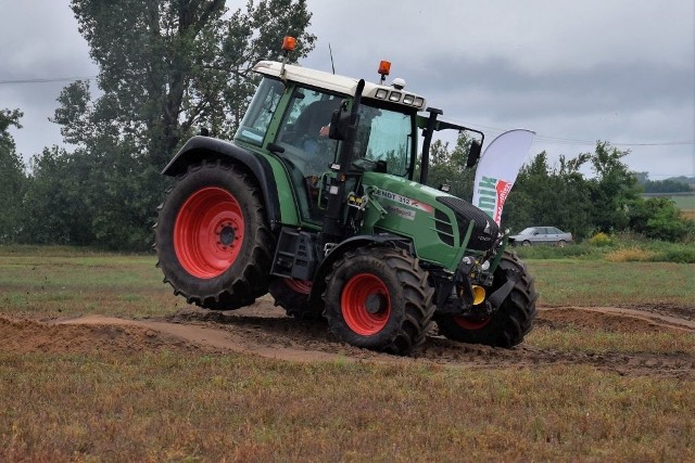 Wyścigi traktorów w Wielowsi to już sławna w regionie impreza. Edycja 2016 była nieco deszczowa
