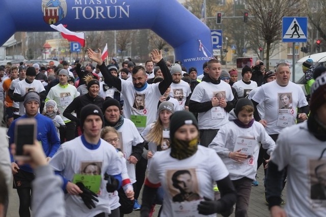 W niedzielę 3 marca w lasku przy Arenie Toruń zorganizowano siódmą edycja biegu Tropem Wilczym.Uczestniczyło w niej ponad 300 osób z Torunia i okolic. Zawodnicy wystartowali na trzech dystansach: 196,3 m (bieg dla dzieci), 1963 m (bieg główny) i 10 km (bieg dodatkowy).Głównym celem biegu jest oddanie hołdu żołnierzom antykomunistycznego podziemia z lat 1945-1963 oraz propagowanie wiedzy o powojennej historii Polski.Organizatorem biegu jest Fundacja Wolność i Demokracja. W Toruniu koordynacją biegu zajmuje się Stowarzyszenie „Nasz Podgórz”.***Wypadki drogowe. Jak udzielić pierwszej pomocy?