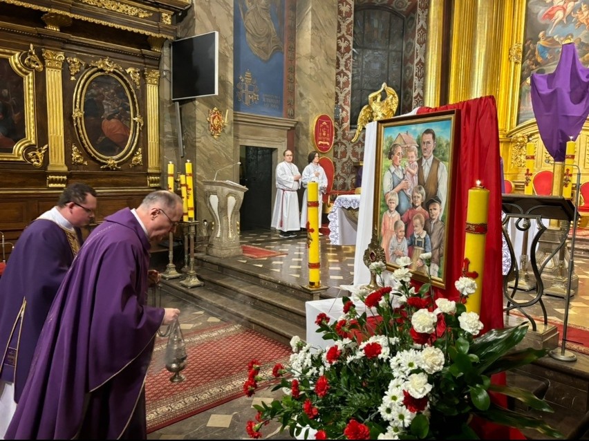 Rozpoczęła się peregrynacja relikwii błogosławionej Rodziny Ulmów w diecezji kieleckiej. W sobotę było modlitewne czuwanie w katedrze