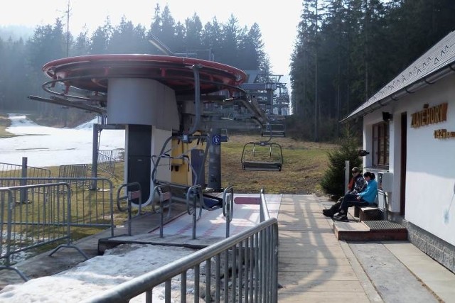 Stacja narciarska w Zlatych Horach czynna jest tylko w górnej części. Na dole nie da się już dojechać do kolejki na nartach.