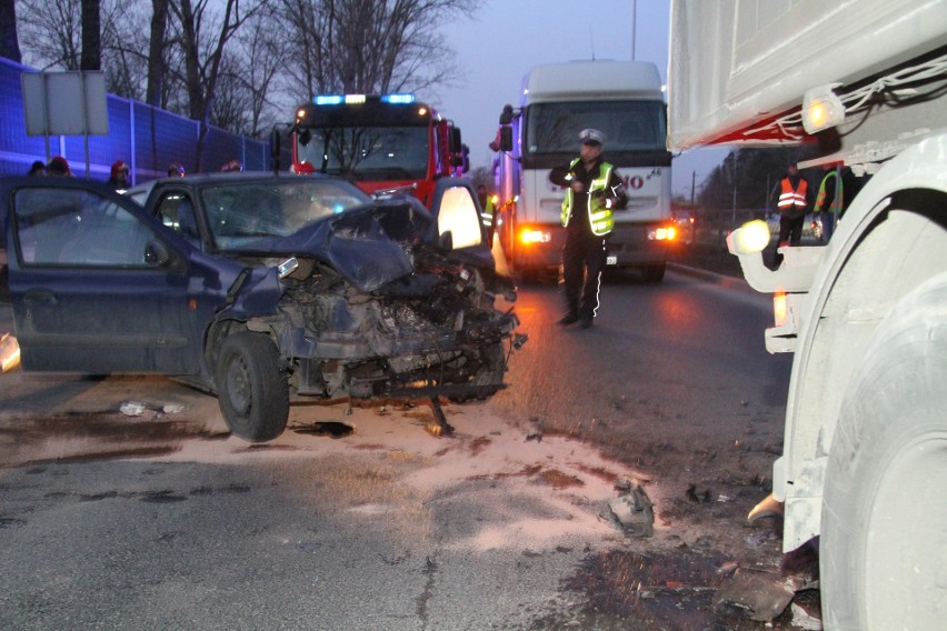 Groźne zderzenie na kieleckim Słowiku. Osobówka uderzyła w ciężarówkę. Trzy osoby ranne