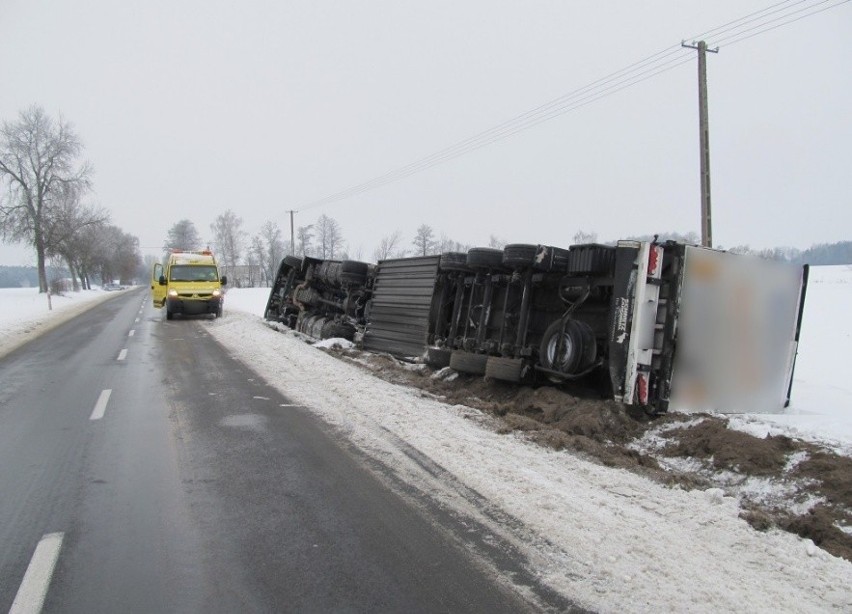 Ciężarówka wywróciła się na drodze krajowej [FOTO]