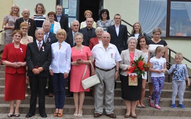Jubilaci stąporkowscy ze swymi najbliższymi oraz burmistrz Dorotą Łukomska i kierowniczką USC Dorotą Nowak