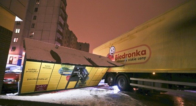 (pij)Do zdarzenia doszło w piątek 15 stycznia wieczorem przy ul. Wyszyńskiego w Zielonej Górze. Kierowca ciężarówki wyjeżdżał z parkingu sklepu Biedronka. Musiał podjechać pod niewielkie wzniesienie. I tam zaczęły się problemy. Droga na wzniesieniu była oblodzona. Kierowca ciężarówki nie mógł podjechać. Cofnął, rozpędził auto chcąc pokonać wzniesienie. Wtedy pojazd ześlizgnął się i zahaczył naczepą o paczkomat. Urządzenie zostało wyrwane i przechyliło się. Na szczęście kierowca zatrzymał ciężarówkę, dzięki temu paczkomat nie runął na ziemię. Włączył się jednak głośny alarm.- Nie miałem żadnych szans uniknięcia wjechania w paczkomat – mówi kierowca ciężarówki. Policjanci odszukali właścicieli samochodów zaparkowanych przy paczkomacie. Konieczne było przeparkowanie aut.Okazuje się, że to już kolejne takie zdarzenie w tym miejscu. – To już trzeci raz – mówi nam mężczyzna, który wyszedł z psem na spacer. Potwierdza to kobieta, która przyglądała się całemu zamieszaniu. – W dodatku urządzenie wystaje na pas jezdni, ciężko jest tam skręcić długą ciężarówką – narzeka sprawca kolizji. Zauważyło to również kilka innych osób. - Zadaszenie wystaje na jezdnię, to błąd przy montażu paczkomatu – mówią ludzie.