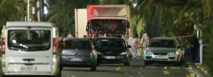 Zamach w Nicei. Rozpędzona ciężarówka wjechała w tłum