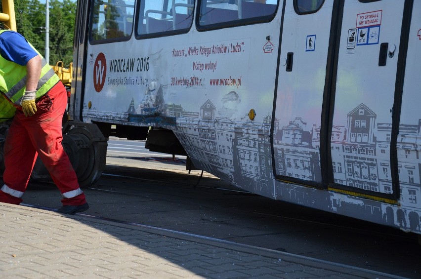 Wykolejenie tramwaju na pl. Wróblewskiego. Tramwaje jeździły objazdami (FILM, ZDJĘCIA)