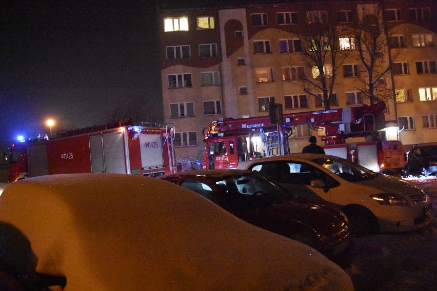 Gorlice. Pożar kuchni w jednym z bloków przy ulicy Krasińskiego. Na miejscu trzy zastępy straży pożarnej w tym podnośnik