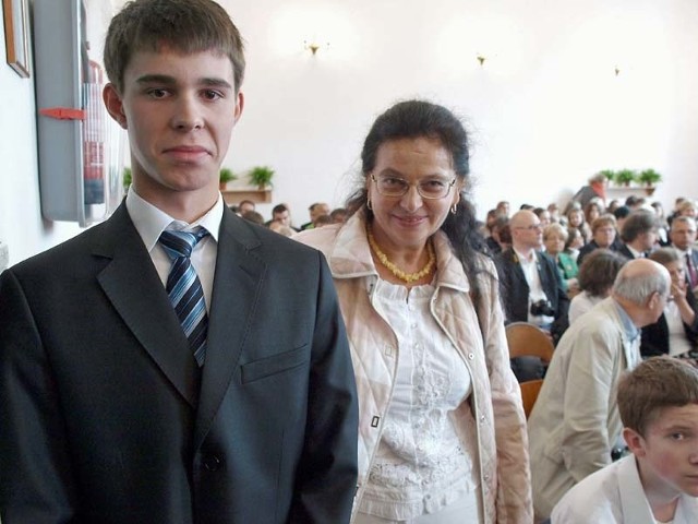 Na pierwszym planie Michał Jon wraz ze swoją nauczycielką Grażyną Kończak-Stollnwerk, która powiedziała nam, że jest bardzo dumna z osiągnięć swojego ucznia.