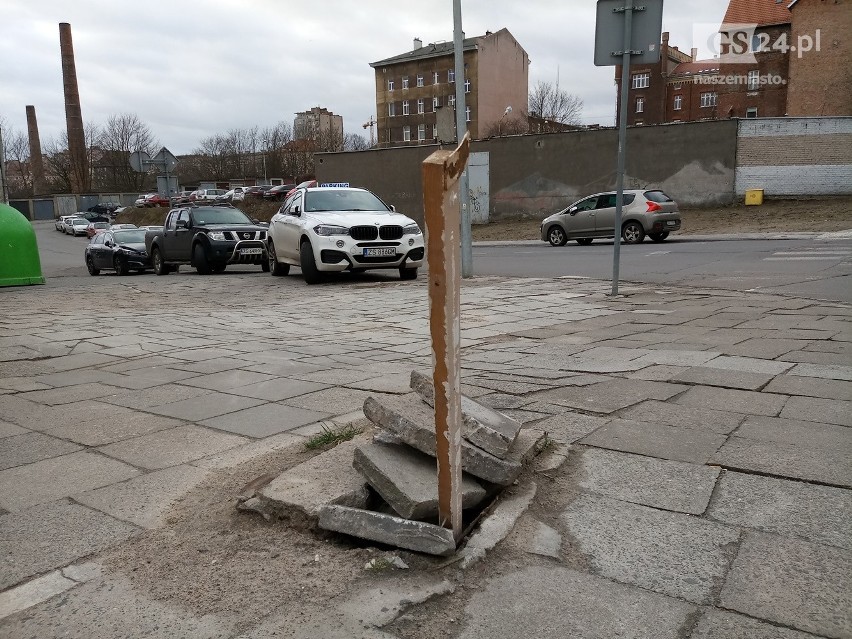 Szczecin. Dziura w chodniku zabezpieczona... Kawałkiem drewna i płytami chodnikowymi [ZDJĘCIA]