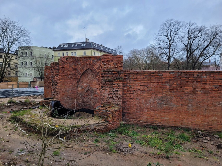 Zabytkowy średniowieczny mur w Słupsku komunistyczną fuszerką