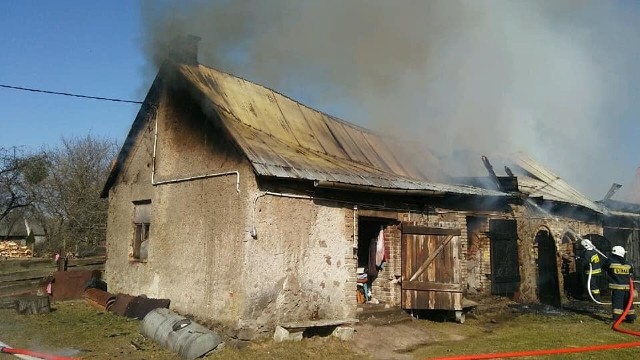 Do pożaru zabudowań gospodarczych doszło w poniedziałek o godzinie 9.30 w miejscowości Chojnowo.Zdjęcia udostępnione ze strony: OSP Szczuczyn