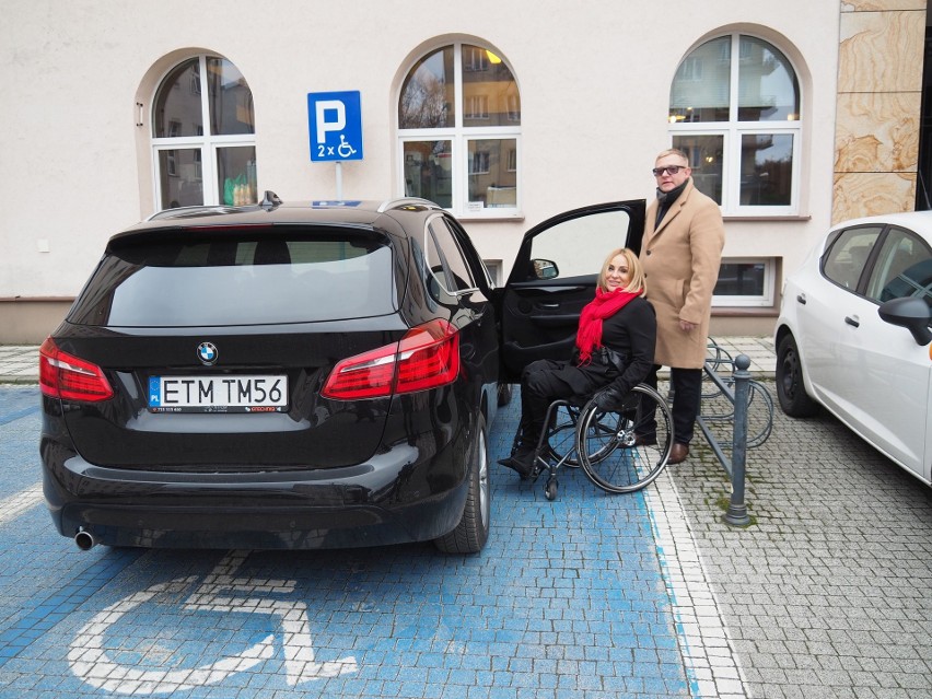 W Łodzi wystartowała kampania społeczna "Proszę, nie zajmuj wyznaczonych (niebieskich) miejsc parkingowych"