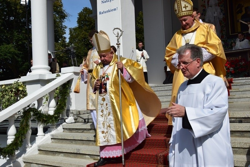 XX Dożynki Wojewódzkie w Zawadzie koło Dębicy. Uroczystościom przewodniczył kardynał Stanisław Dziwisz [ZDJĘCIA]