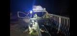 Grądzkie. Wypadek drogowy. 24.04.2021. Auto, przebite przez metalowe barierki, stanęło w ogniu. Kierowca zginął