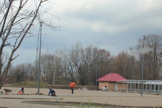 Przeniesienie targowiska podyktowane było m.in. faktem, że warunki handlu w dotychczasowym miejscu urągają wszelkim normom. Przy Jagiellońskiej ma być wygodniej i przestronniej.