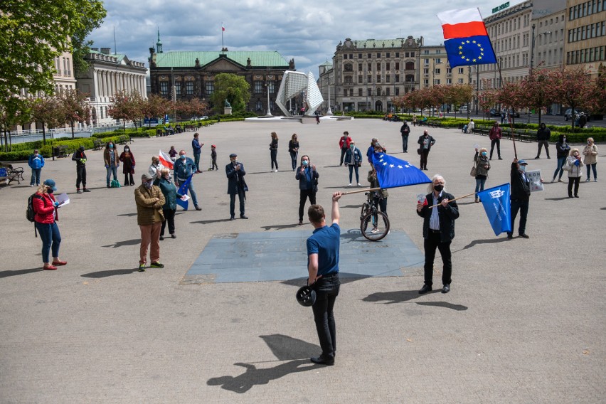 Na placu Wolności zebrali się poznaniacy protestujący...