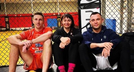 Marcin Skrzek (po lewej stronie) miał okazję trenować z Darią Albers (w środku) oraz Łukaszem Koperą (po prawej stronie)