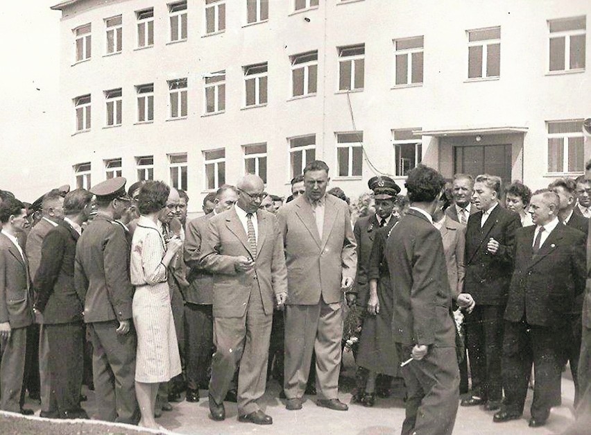 Oficjalne otwarcie szkoły w Czeladzi w roku 1959. Do Piasek...