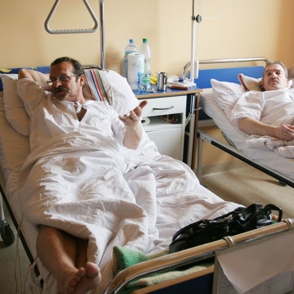 - Co z nami będzie? - pytają pacjenci Andrzej Sokołowski (na zdjęciu z lewej) i Wiesław Nadrowski oddziału urologii.