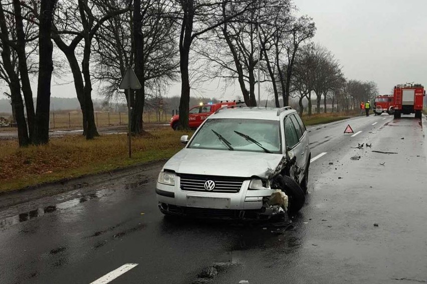 Kierujący vw passatem jadąc od strony Zielonej Góry w...