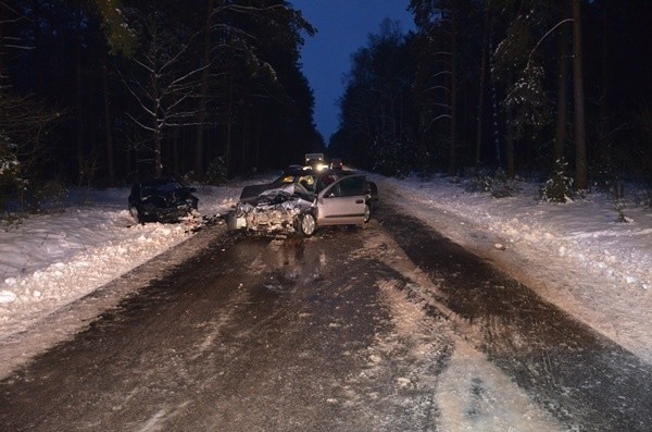 Wypadek w Małaszku: mieszkanka Ostrowi jechała za szybko. Jedna osoba została ranna [ZDJĘCIA]