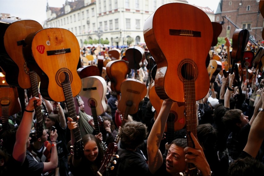 01.05.2010 wroclaw . rynek . bicie gitarowy rekord swiata ....