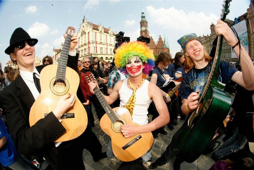 30.04.2011 wroclaw gitarowy rekord guinessa 2011 . wroclaw...