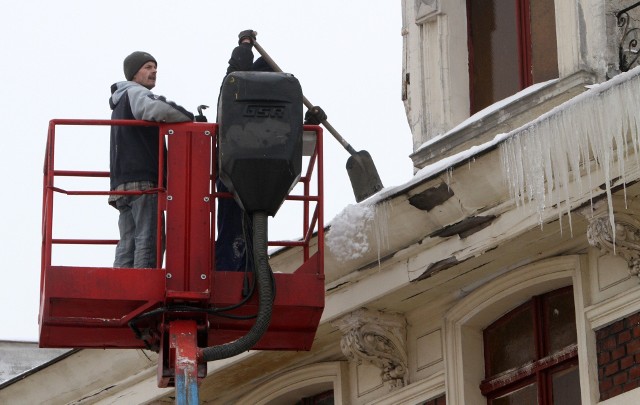 Prace na wysokościach - polegające na usuwaniu sopli - może przeprowadzić tylko ekipa z odpowiednimi uprawnieniami.