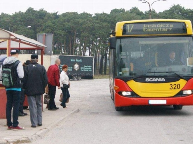 Na co dzień z traktu przy ul. Sportowców 3 korzystają pasażerowie komunikacji miejskiej, a w każdą sobotę - straganiarze. Ponadto służy on jako parking dla aut